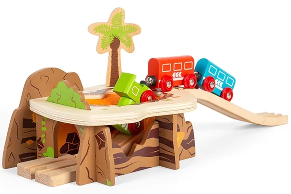 Zug fährt in Lavagrubentunnel ein