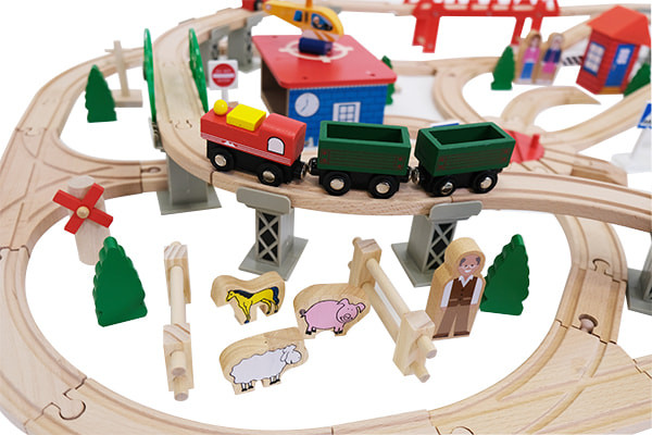 Züge, Puppen und Tiere