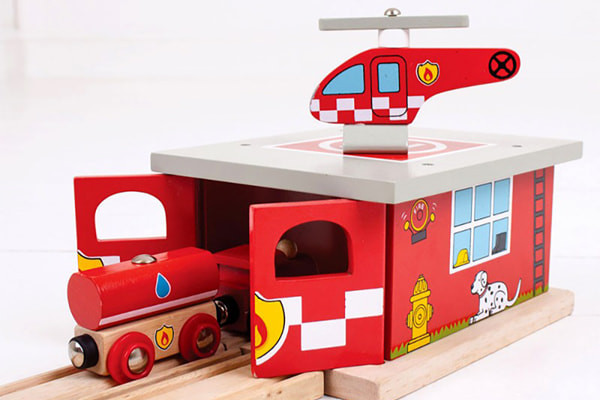 Der Zugschuppen bietet Platz für zwei Züge