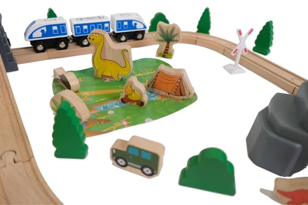 Mit Grundplatte und Holzfiguren